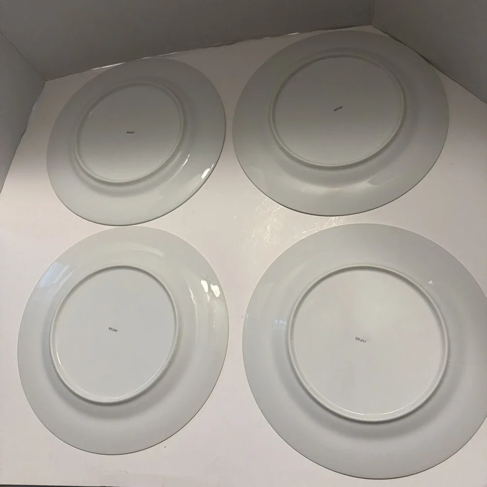 Vintage Christmas Holly Berry Dinner Plates Set of 8 Japan Gold Trim 10.5